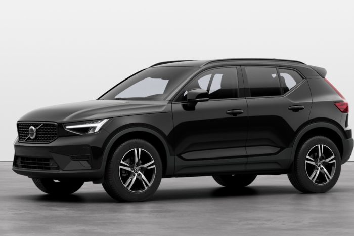 Renting  VOLVO XC40 B3 PLUS DARK