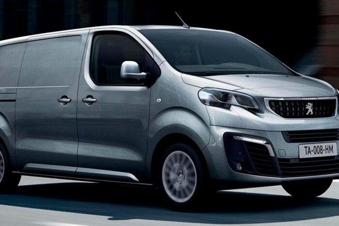 Renting  PEUGEOT EXPERT COMBI BLUEHDI 120 S&S 6 VEL MAN. STANDARD
