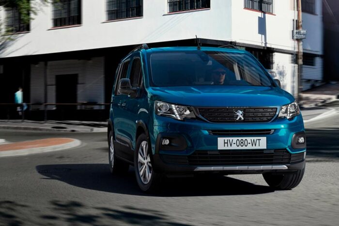 Renting  PEUGEOT RIFTER ACTIVE PACK BLUEHDI BUSSINES 100 S&s 6 VEL. MAN STANDARD