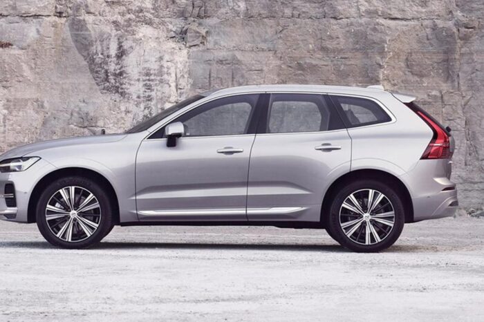 Renting  VOLVO XC60 B4 CORE DIESEL AUTOMATICO